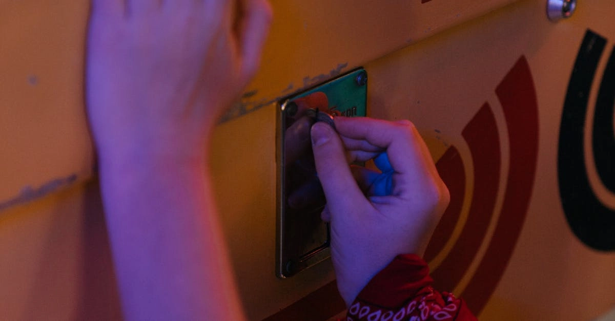 Винтажный игровой автомат в стиле Дикого Запада с механическими барабанами